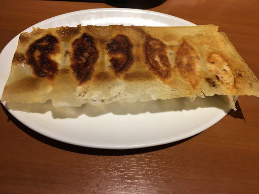 你好で食べた蒲田名物、羽根つきの焼き餃子が並ぶ白い皿