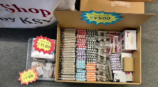 アウトレット品が並ぶ箱、300円・500円・1000円の値札とラズパイ用ケース類