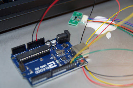 Arduino UNO互換機とVL53L0Xモジュールをジャンパー線で配線した様子