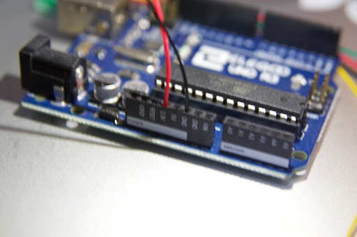 配線したArduino UNO互換機の基板、赤と黒のジャンパ線を接続した様子