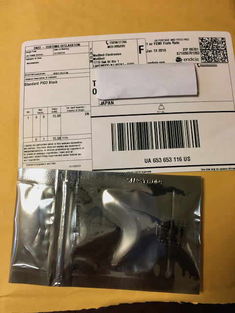米国から届いた税関申告書付きの封筒と、中の銀色静電防止袋に入ったPICOボード
